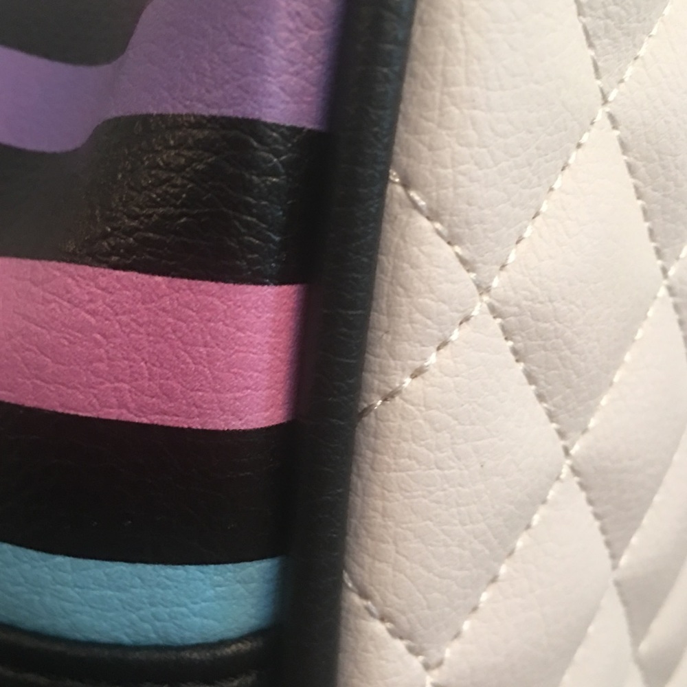 LAST ONE! NWT Betsey Johnson Weekender Bag - Picture 4 of 7